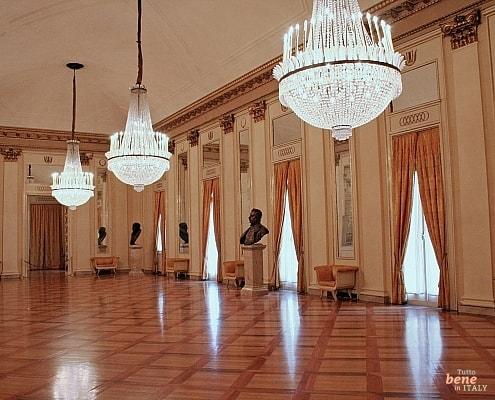 Foyer Toscanini – Exclusive Intermission at La Scala • m24o The magnificent Foyer Toscanini at Teatro alla Scala in Milan with grand chandeliers and polished parquet floors