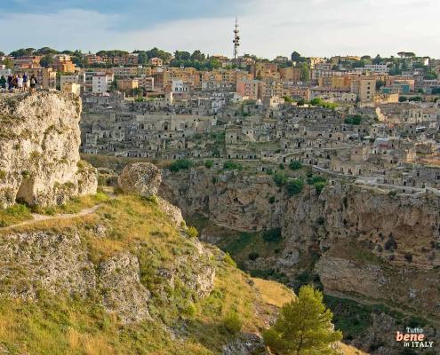 Matera lies on the karst plateau of the Murgia above the deeply incised valley of the Gravina di Matera.