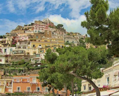 Häuser von Positano • m24o Die Häuser von Positano schmiegen sich eng an die steile Küste