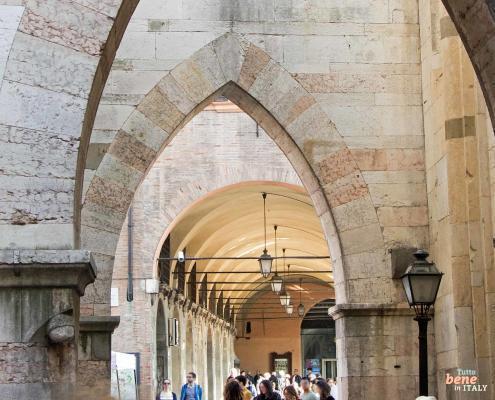 Passage zwischen der Kathedrale und der Ghirlandina von Modena