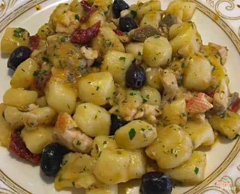 Kartoffelgnocchi mit Rotbarbe und Oliven-Trockentomatensauce