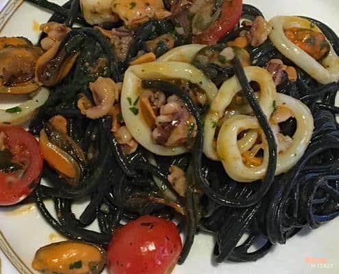 Schwarze Nudeln mit Meersfrüchten • m24o Schwarze Linguine mit Tintenfisch, Muscheln, Kalmaren, Oktopus