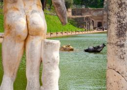 Statua antica nella Villa Adriana, Tivoli, Roma.