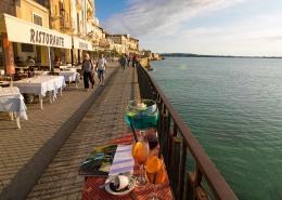 Syracuse, Restaurant in Ortigia • m24o Alfeo Promenade on the island of Ortygia, historic part of the city of Syracuse, Sicily, Italy