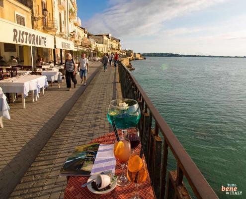 Alfeo Promenade auf der Insel Ortygia, historischer Teil der Stadt Syrakus, Sizilien, Italien