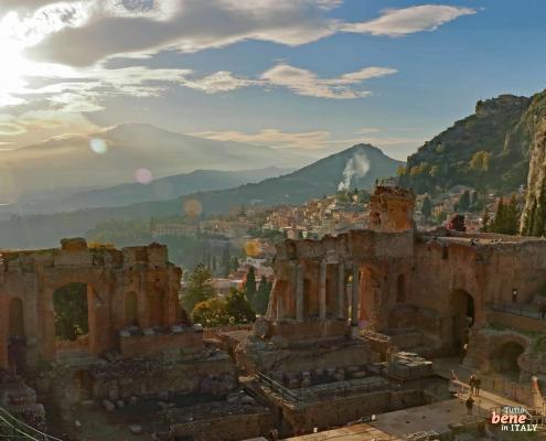 Antikes griechisches Theater in Taormina vor dem Hintergrund des Vulkans Ätna, Italien