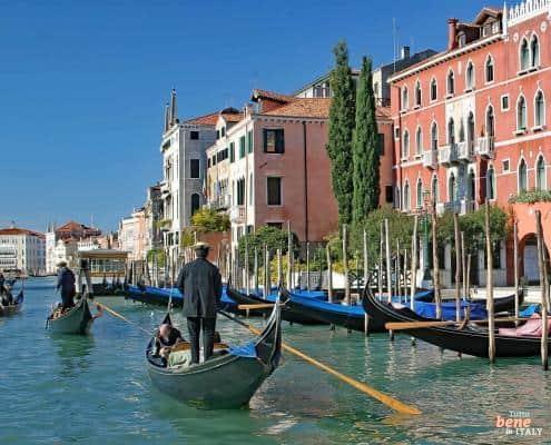 Venedig vom Wasser aus: Eine Gondelfahrt auf dem Canal Grande • m24o Gondoliere steuern ihre Gondeln auf dem sonnigen Canal Grande in Venedig an historischen Palästen vorbei.