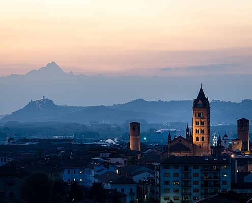 Alba wird die Stadt der hundert Türme genannt • ©Marco Saracco - stock.adobe.com Alba und Monviso