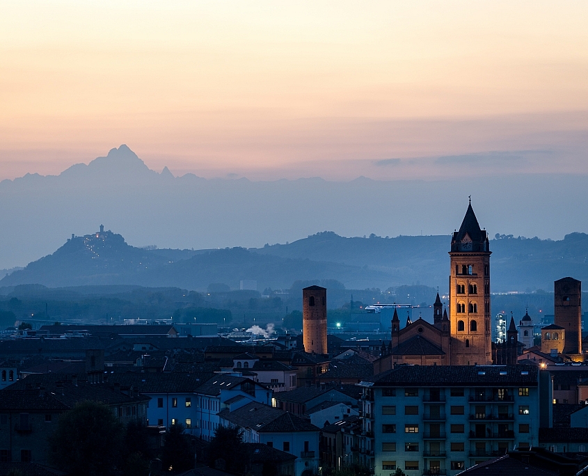 Alba wird die Stadt der hundert Türme genannt • ©Marco Saracco - stock.adobe.com Alba und Monviso