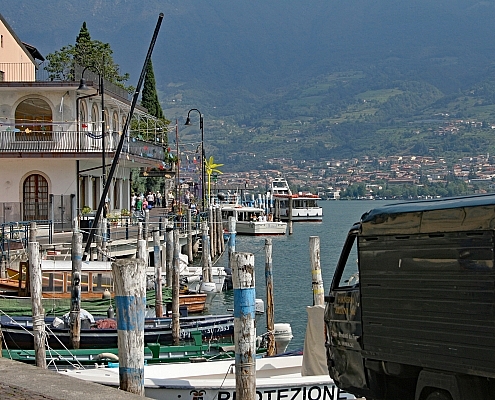 Insel Monte Isola • m24o Iseosee, kleiner Hafen auf der Insel Monte Isola