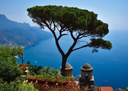 Wahrzeichen von Ravello – Pinie der Villa Rufolo • ©BARBARA BAJOREK - stock.adobe.com Klassischer Ausblick von der Villa Rufolo in Ravello mit der markanten Pinie, historischen Türmen und Blick auf die Amalfiküste.
