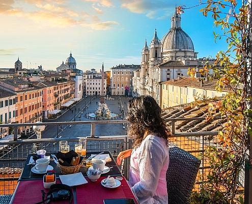 Hotel in Rom, Italien. Frühstück auf dem Balkon mit Blick auf die Piazza Navorna • ©Kirk Fisher - stock.adobe.com Hotel in Rom