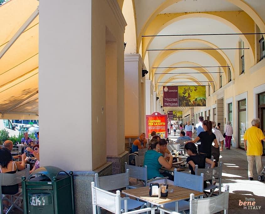 Arkaden in Asti im Piemont, Italien • m24o Flanieren und Bars in den Arkaden von Asti