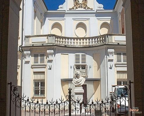Palazzo Alfieri, Asti, Piemont • m24o Das Museo Alfieriano befindet sich im Geburtshaus von Vittorio Alfieri, einem Gebäude mittelalterlichen Ursprungs, das im Barockstil renoviert wurde.