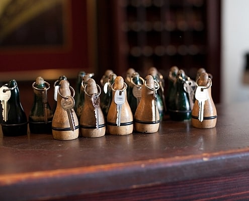 Hotelschlüssel. Schlüssel liegen auf der Hoteltheke. • ©BarbaraKrupa - stock.adobe.com Unterkunft in Italien für Gruppen - Zimmerschlüssel