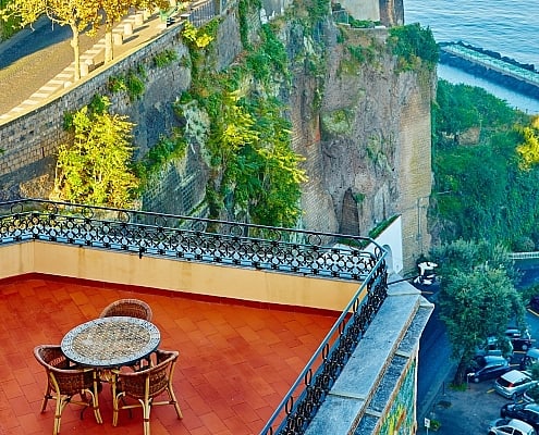 Hotels in Italien - Sorrent - Terrasse einer Villa am Meer für Veranstaltungen • ©sarymsakov.com - stock.adobe.com Sorrento. Italien