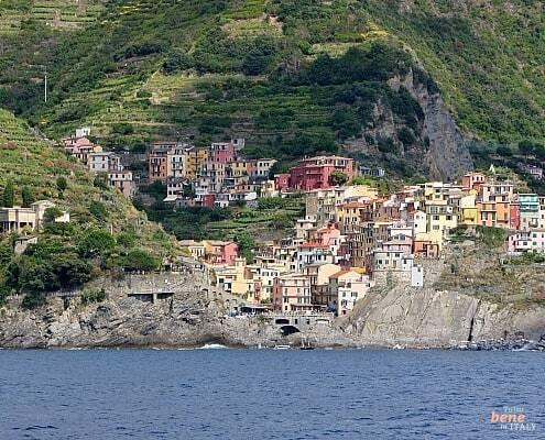 Manarola in den Cinque Terre an der ligurischen Küste in Italien • m24o Manarola ist eines der fünf Dörfer in den Cinque Terre an der ligurischen Küste in Italien