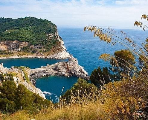 Portovenere im Golf von La Spezia an der ligurischen Küste • m24o Portovenere mit der Kirche San Pietro und der Insel Palmaria im Golf von La Spezia an der ligurischen Küste