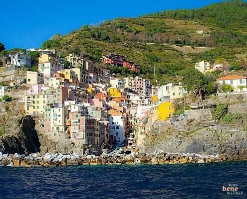 Riomaggiore in den Cinque Terre, Italien • m24o Riomaggiore ist das südliche der fünf Dörfer in den Cinque Terre an der ligurischen Küste in Italien