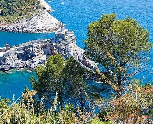 Wanderweg nach Portovenere. Blick auf die Kirche San Pietro und die Insel Palmaria • m24o Portovenere mit der Kirche San Pietro und der Insel Palmaria