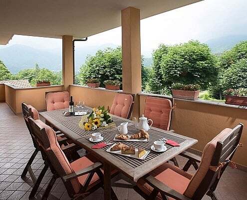 Terrasse des Hotel Ristorante La Colletta in Paesana, Piemont, Italien