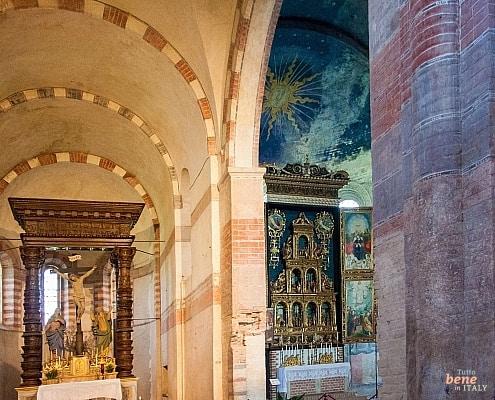 Kirche in der Abtei Staffarda im Piemont, Italien • m24o Die Abtei von Santa Maria Staffarda mit Kirche im Piemont, Italien