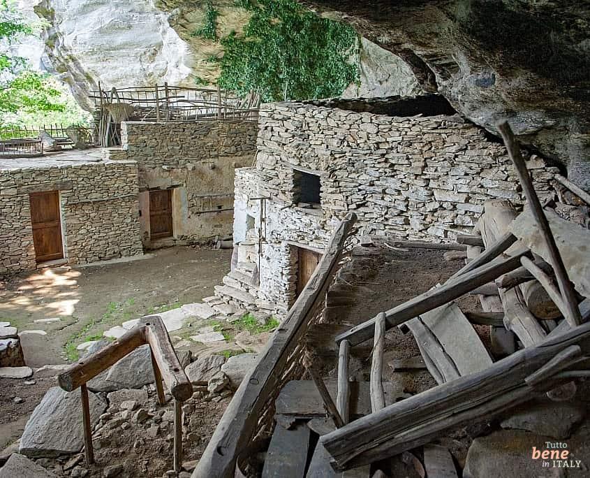 Steinhäuser von Balma Boves im Tal des Po im Piemont • m24o Historische Steinhäuser der Siedlung Balms Boves in Sanfront im Tal des Po im Piemont