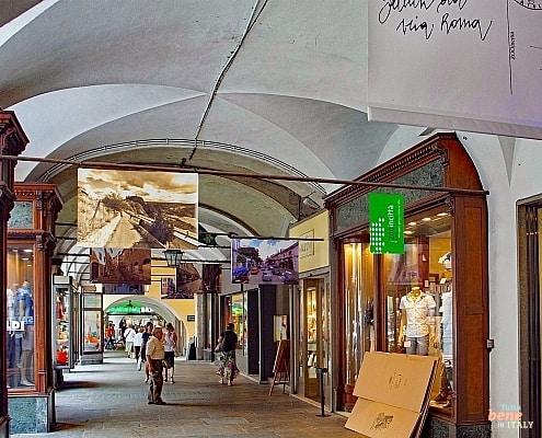 Arkaden in Cuneo, Piemont, Italien • m24o Arkaden in der Via Roma in Cuneo, Piemont.