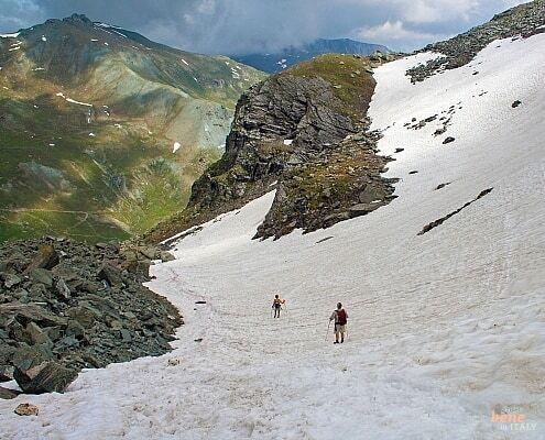 Wandern am Monviso im Piemont mit Schnee im Sommer