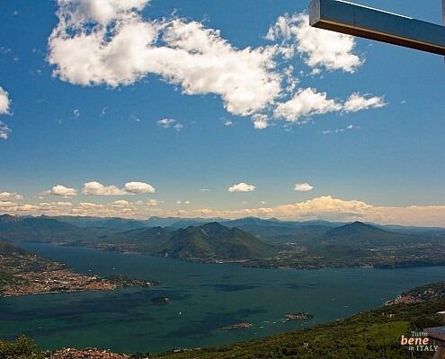 Wandern am Lago Maggiore in Italien. Vom Monte Zughero hat man einen schönen Blick auf den Lago Maggiore mit den Borromaen Inseln.