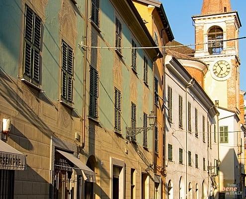 Novi Ligure mit dem Glockenturm von San Pietro im Piemont, Italien • m24o Campanile der Kirche San Pietro in Novi Ligure im Piemont, Italien
