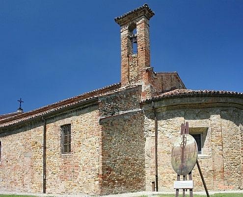 Pieve di San Pietro in Volpedo, Piemont • m24o Römische Kirche Pieve di San Pietro in Volpedo bei Tortona im Piemont, Italien