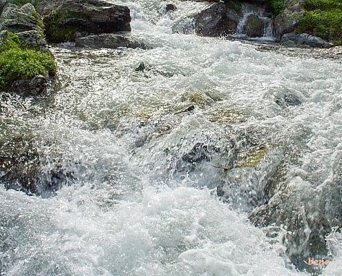 Der Fluss Po gräbt sein Flussbett in die Berge im Piemont