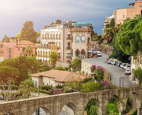 Romantische Taormina in Sizilien in Süditalien • ©zgphotography - stock.adobe.com Gruppenunterkünfte in der schönen Bergstadt Taormina auf Sizilien, Italien
