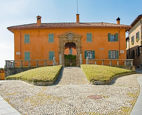 Montevecchia in der Lombardei Palazzo Archinti • m24o Montevecchia in der Lombardei, Dorf auf der Wanderung zu den Pyramiden