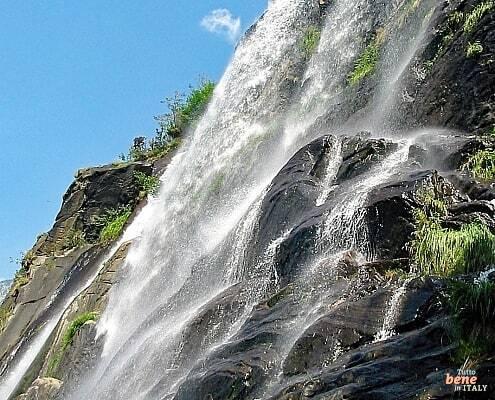 Hiking to the Acquafraggia waterfalls from Borgonuovo di Piuro to Sant'Abbondio in Lombardy