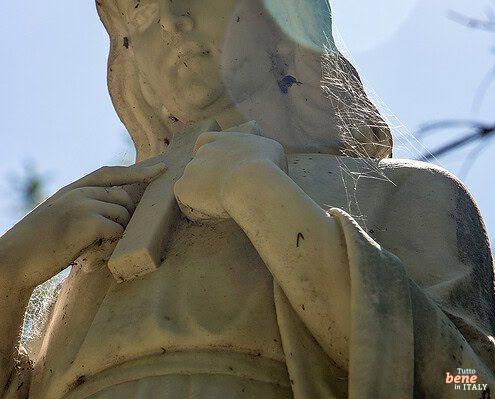Statue der Madonna von Reggio an der Wallfahrtskirche Santuario di Reggio oberhalb von Vernazza in den Cinque Terre • m24o Statue der Madonna von Reggio an der Wallfahrtskirche Santuario di Reggio oberhalb von Vernazza in den Cinque Terre