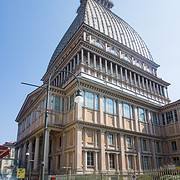 Mole Antonelliana Turin Wahrzeichen Nationales Kinomuseum Kuppel • m24o Die monumentale Mole Antonelliana in Turin mit ihrer markanten hohen Kuppel und der spitzen Turmnadel vor blauem Himmel.