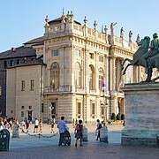 Palazzo Madama Turin Piazza Castello Filippo Juvarra Barockpalast • m24o Die barocke Prachtfassade von Palazzo Madama auf der Piazza Castello in Turin, flankiert von zwei Reiterstandbildern.