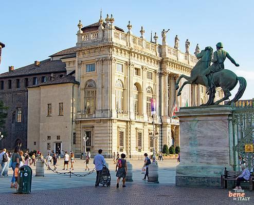 Palazzo Madama Turin Piazza Castello Filippo Juvarra Barockpalast • m24o Die barocke Prachtfassade von Palazzo Madama auf der Piazza Castello in Turin, flankiert von zwei Reiterstandbildern.