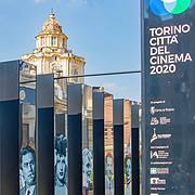 Torino Citta del Cinema Piazza Castello San Lorenzo Turin • m24o Eine moderne Kinosäulen-Installation mit Schauspielerporträts auf der Piazza Castello in Turin vor der barocken Kuppel von San Lorenzo.