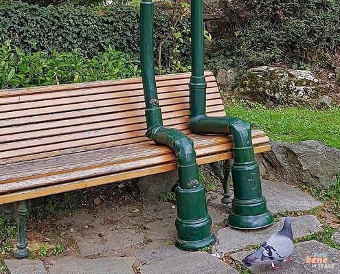 Die Bank der Verliebten im Valentino Park in Turin • m24o Die berühmte Kunstinstallation „Panchina degli Innamorati“ im Valentino-Park in Turin, die zwei vermenschlichte, grüne Straßenlaternen zeigt, die wie ein verliebtes Paar nebeneinander auf einer Holzbank sitzen und den Kopf aneinanderlehnen.