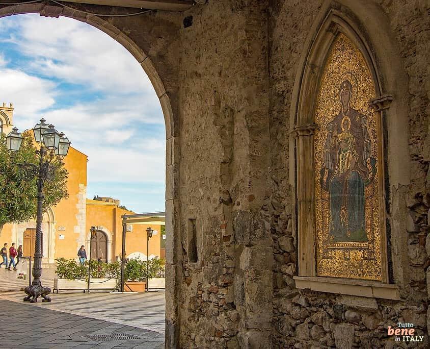 Taormina Piazza XXIV aprile • m24o Taormina Piazza XXIV Aprile mit Dom