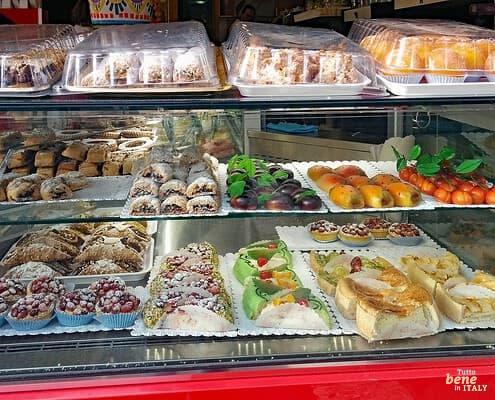 Typisch sizilianische Dessert Cassata und Cannoli • m24o Typisch sizilianische Dessert Cassata und Cannoli