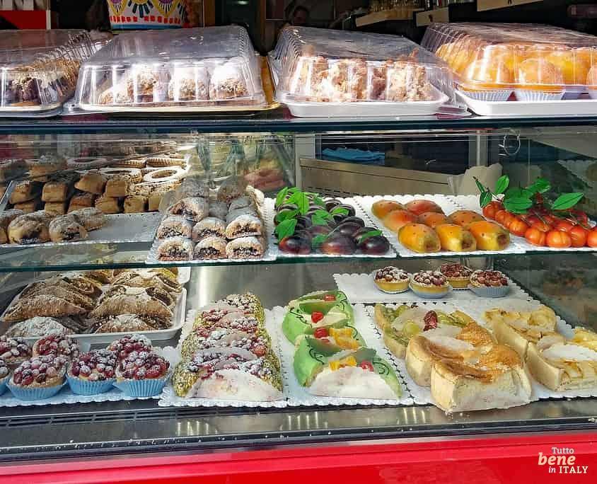 Typisch sizilianische Dessert Cassata und Cannoli
