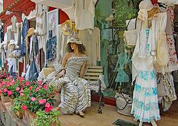Romantische Gasse in Positano mit der berühmten Positano Mode • m24o Romantische Gasse in Positano mit der berühmten Positano Mode