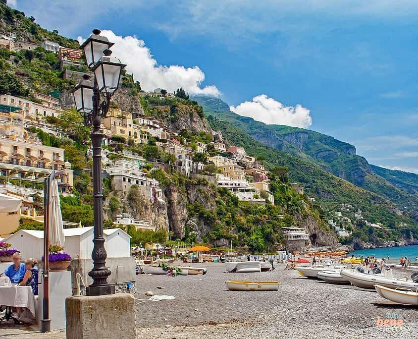 On the beach of Positano you can sit in a romantic position and enjoy
