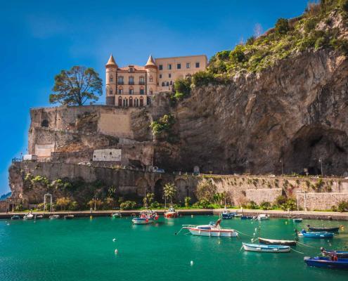 Der malerische Fischereihafen von Maiori, Amalfiküste, Italien • ©pfeifferv - stock.adobe.com Der malerische Fischereihafen von Maiori, Amalfiküste, Italien
