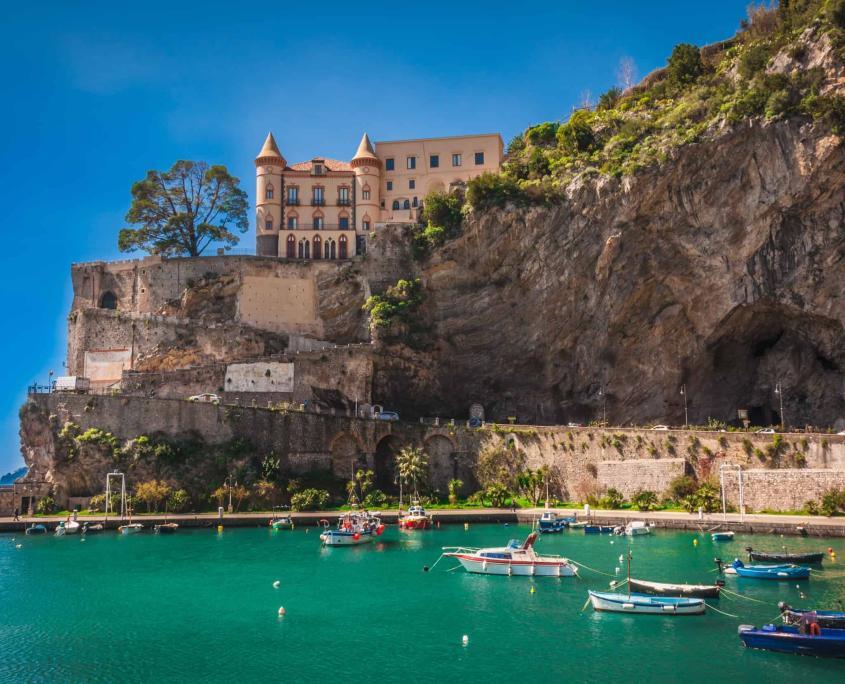 Der malerische Fischereihafen von Maiori, Amalfiküste, Italien • ©pfeifferv - stock.adobe.com Der malerische Fischereihafen von Maiori, Amalfiküste, Italien