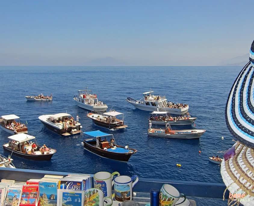 Boote vor der Insel Capri warten auf die Einfahrt zur Blauen Grotte